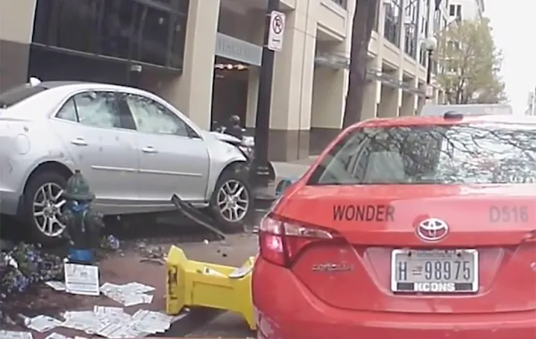 Auto in Washington D.C. rijdt over de stoep en raakt voetgangers