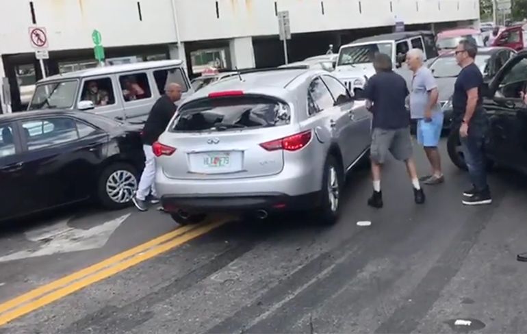 Auto kapot tijdens ongeluk in Miami, maar automobilist wil wegrijden