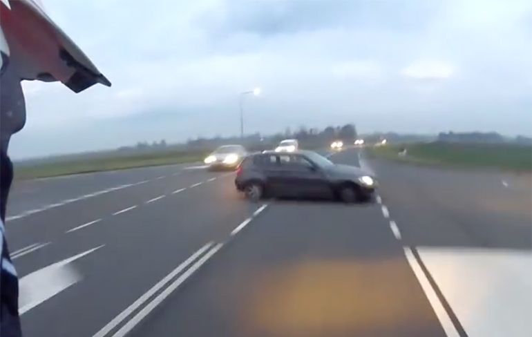 Auto keert even vlak voor neus van motorrijder in Nederlandse Kuinre