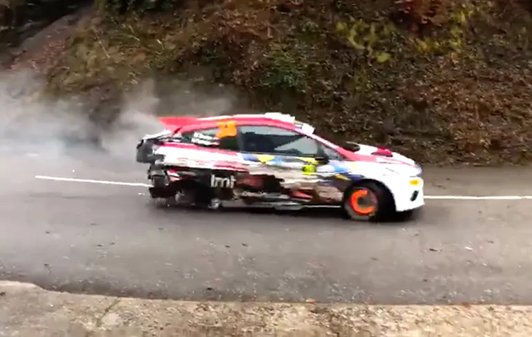 Auto knalt tegen huis aan tijdens rally in Italië
