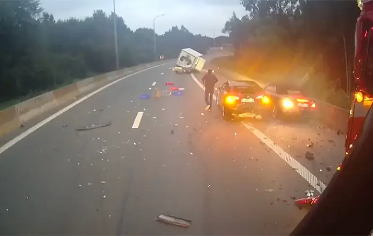 Auto krijgt klapband, gaat naar rechts, busje vol op de rem, vrachtwagen geeft flinke kus