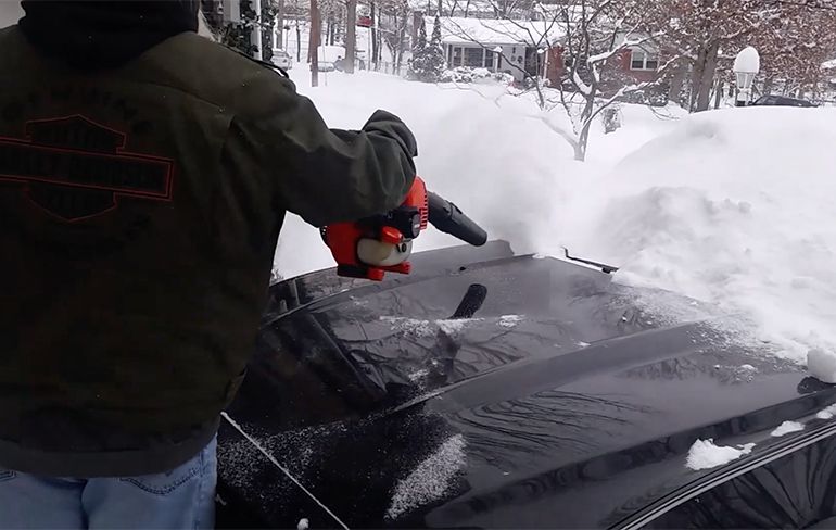 Auto onder gesneeuwd? Met een bladblazer los je dat zo op!