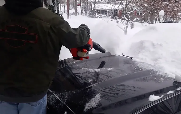 Auto onder gesneeuwd? Met een bladblazer los je dat zo op!