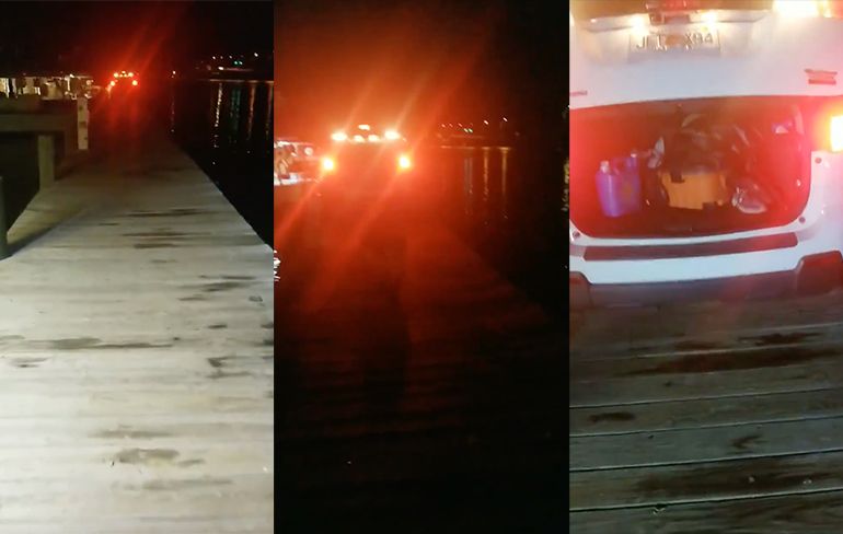 Auto reed bijna van pier in Fort Pierce in Florida