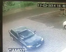 Auto rijdt fietser aan en laat matras achter
