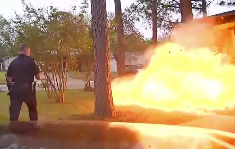 Auto rijdt in huis in Hurst, huis doet BOEM!