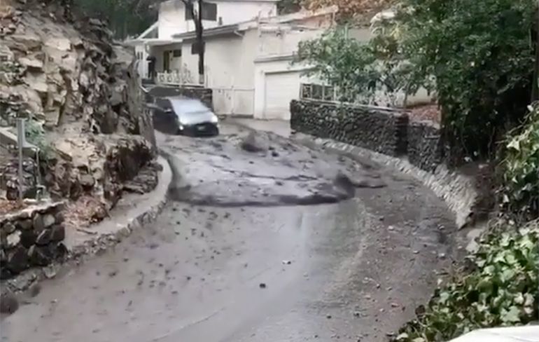 Auto rijdt met modderstroom mee in Burbank in Californië