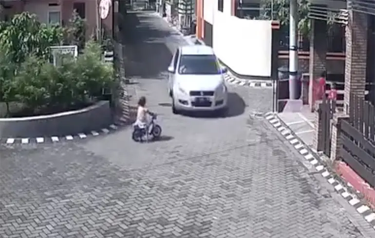 Auto rijdt over kind heen! O, niets aan de hand!