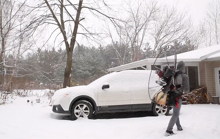 Auto sneeuwvrij maken met een paramotor