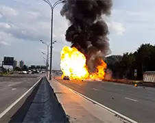 Auto staat lekker in lichterlaaie op Russische snelweg