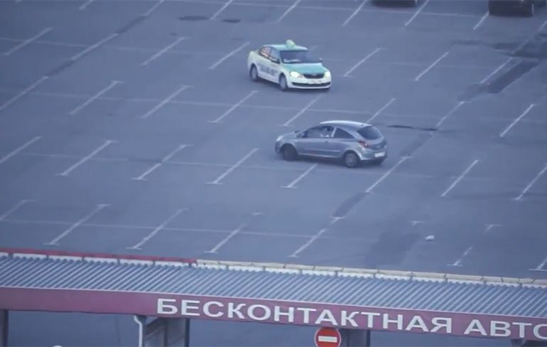 Auto van Russische driftkoning is een stuk minder waard