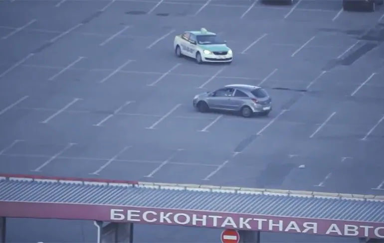 Auto van Russische driftkoning is een stuk minder waard