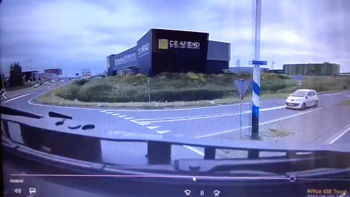 Automobilist in Berkel en Rodenrijs snapt haaientanden bij rotonde niet