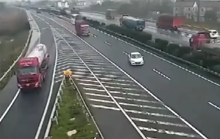 Automobilist in China mist afslag en kiest levensgevaarlijke oplossing
