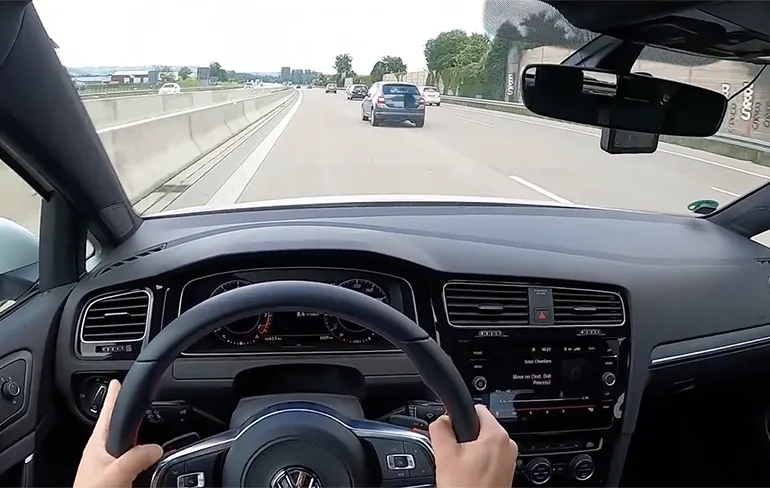 Automobilist in Golf GTI die 240 km/u reed over autobahn komt goed weg