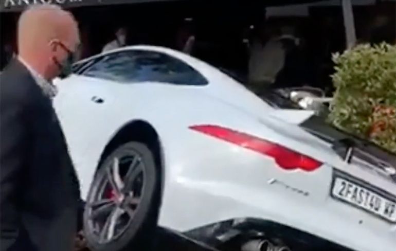 Automobilist met kenteken 2Fast4U parkeert dure Jaguar in cafe