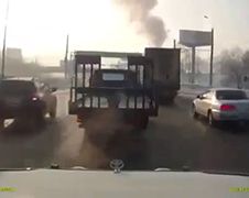 Automobilist met pech tussen auto en truck... Niets aan de hand!