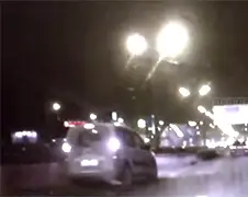 Automobilist op ring Moskou ziet werkaamheden over het hoofd