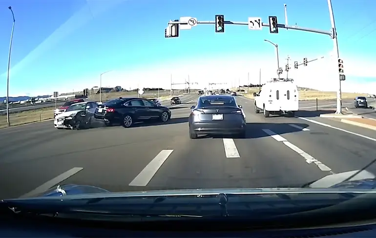 Autopilot van Tesla doet zijn werk en zag crash al aankomen