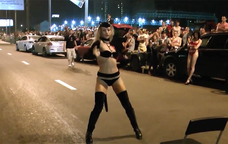 Autorace in Rusland draait om de strippers!