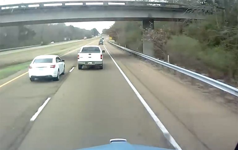 Auto's van de weg gedrukt op I-55 in Mississippi op beeld vastgelegd