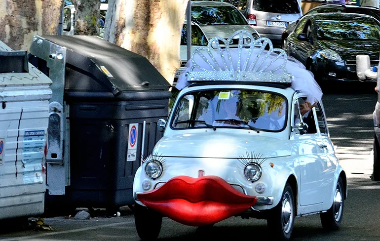 Autoverhuurbedrijf wil geen trouwauto verhuren aan lesbisch koppel