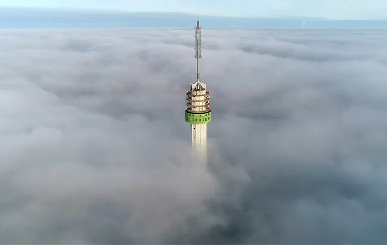Awesome beelden uit eigen land: Televisietoren Markelo gehuld in de mist