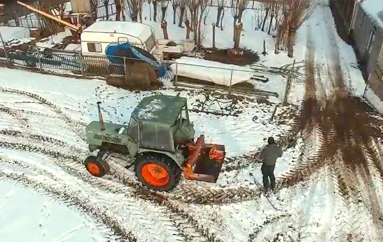 Awesome drone beelden van skiën met een traktor
