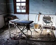 Awesome foto's van een 100 jaar oude verlaten kliniek door Chris Luckhardt