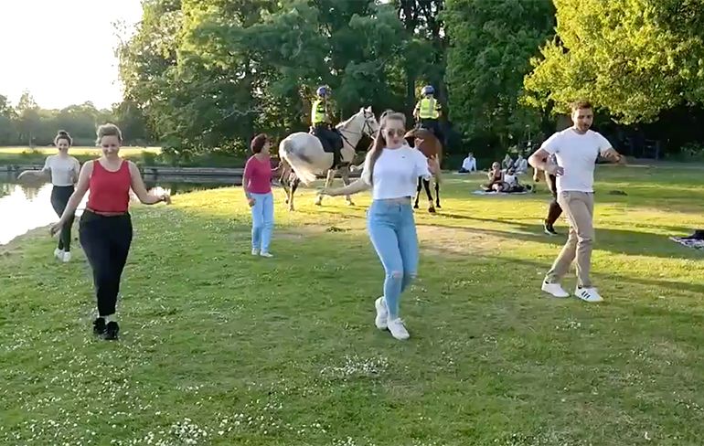 Awesome: Politie te paard doet mee aan lesje salsa in Haagse Zuiderpark