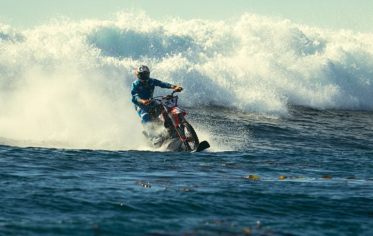 Awesome: Robbie Madison bedwingt golven Isla Todo Santos met dirtbike