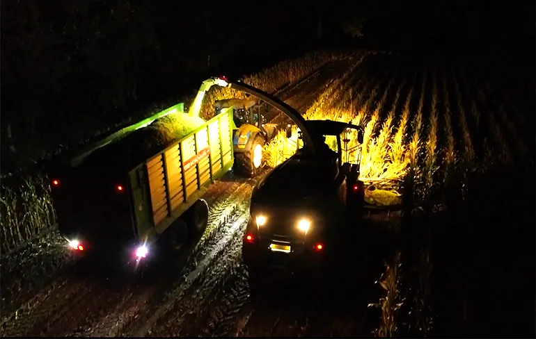 Awesone drone beelden van hakselen van mais in de nacht