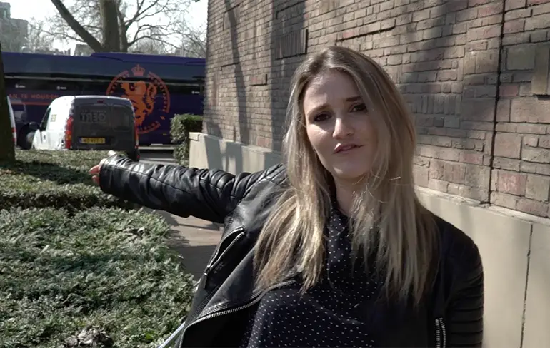 Awkward: Wesley Sneijder laat andere vrouw aan zijn bil zitten...