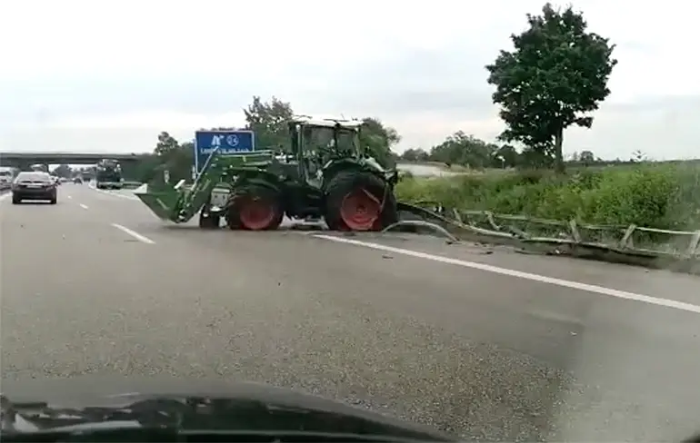 Baas, drie trekkers kan ik niet leveren, twee lukt wel