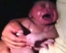 Baby geboren in auto tijdens rit naar ziekenhuis