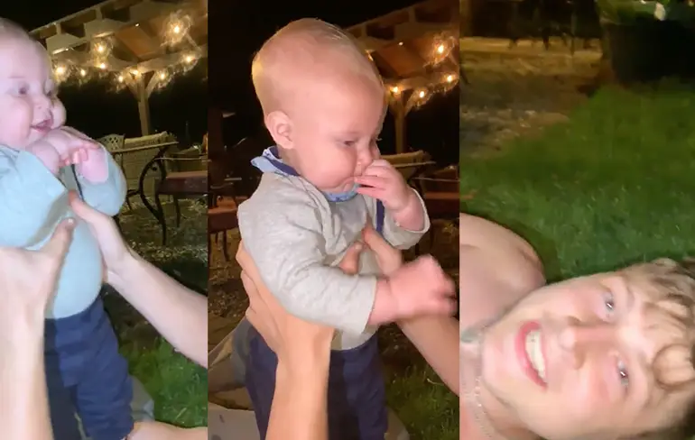 Baby gooit zijn flesje melk over zijn grote broer heen