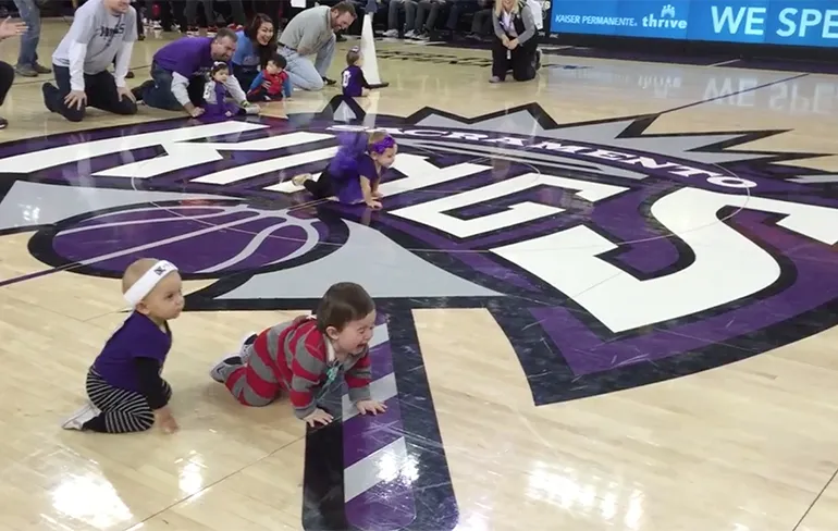 Baby Race in de Sleep Train Arena in Sacramento