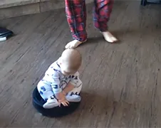 Baby rolt lekker op de Roomba