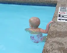Baby zwemt eventjes wat baantjes