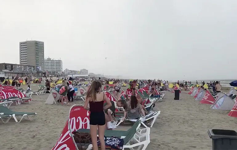 Badgasten in Zandvoort moeten vluchten door storm