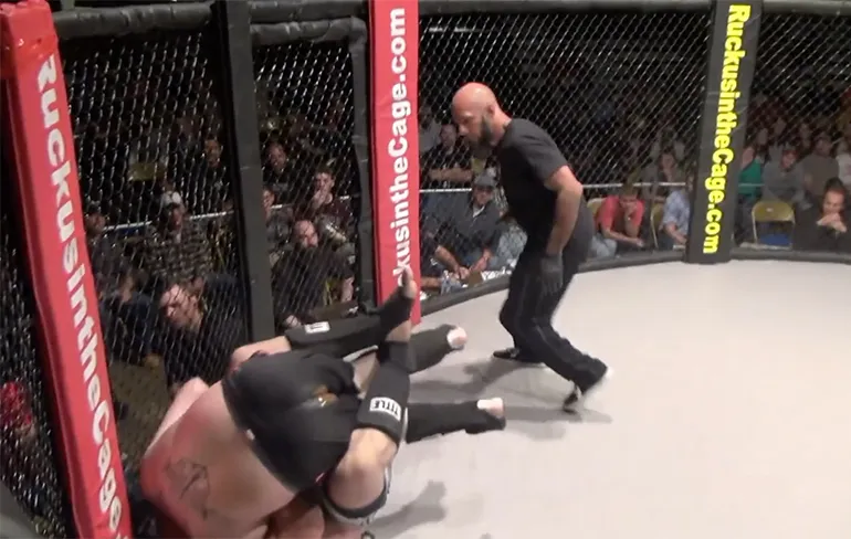 Bah getsie: MMA-vechter Travis Wolford kakt broek vol