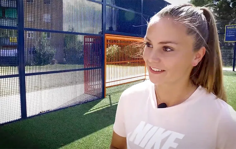 Balgoochelaar Touzani ging nog een keer ballen met Lieke Martens