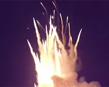 BAM! 300 vuurpijlen tegelijkertijd de lucht in!