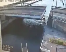 BAM! Auto rijdt van open brug bij Bruinisse!