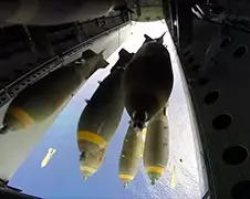 BAM! B-52 bommenwerper dropt aantal bommen!