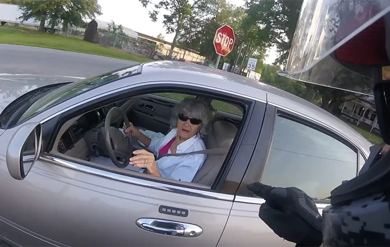 BAM! Het internet is boos op deze hufterige motorrijder, jij ook?