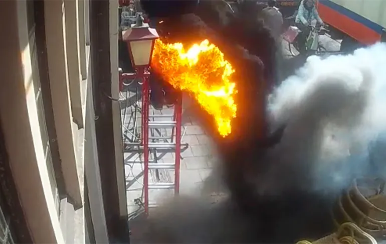 Bam! Hoge steekvlam blaast klusjesmannen in Amsterdam weg!