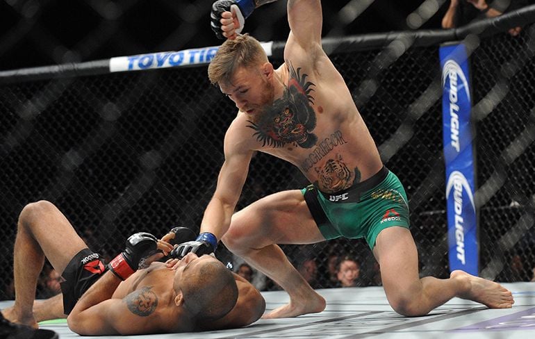 BAM in UFC 194! Conor McGregor slaat Jose Aldo Knock Out in 13 seconden!