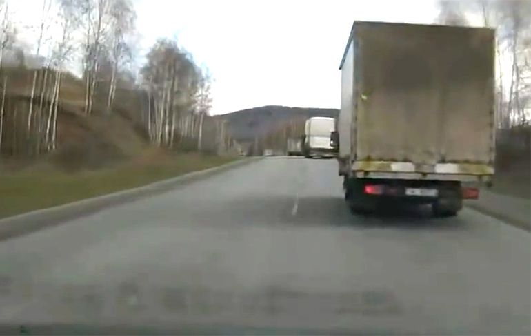 BAM! Rammeldebammel! Vrachtwagen inhalen doe je niet zo!