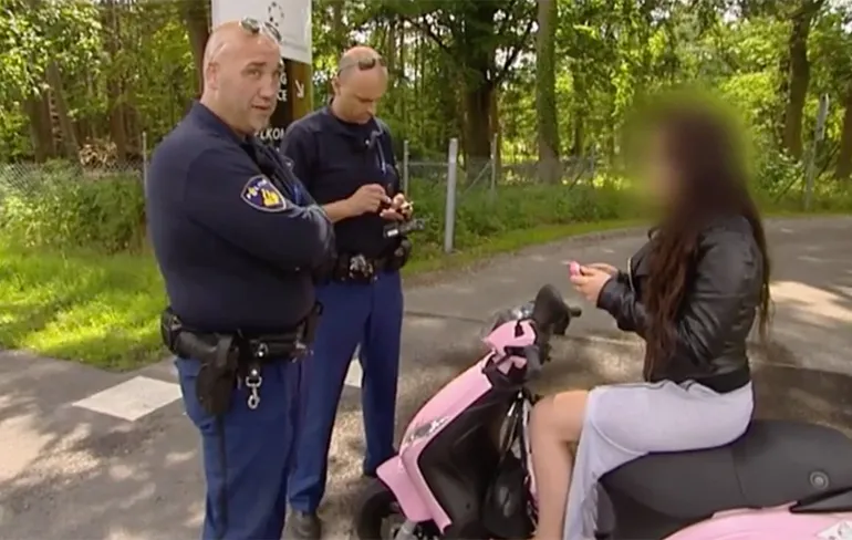 BAM! Tokkie grietje op roze scooter kan boete van bijna 1000 euro lappen!